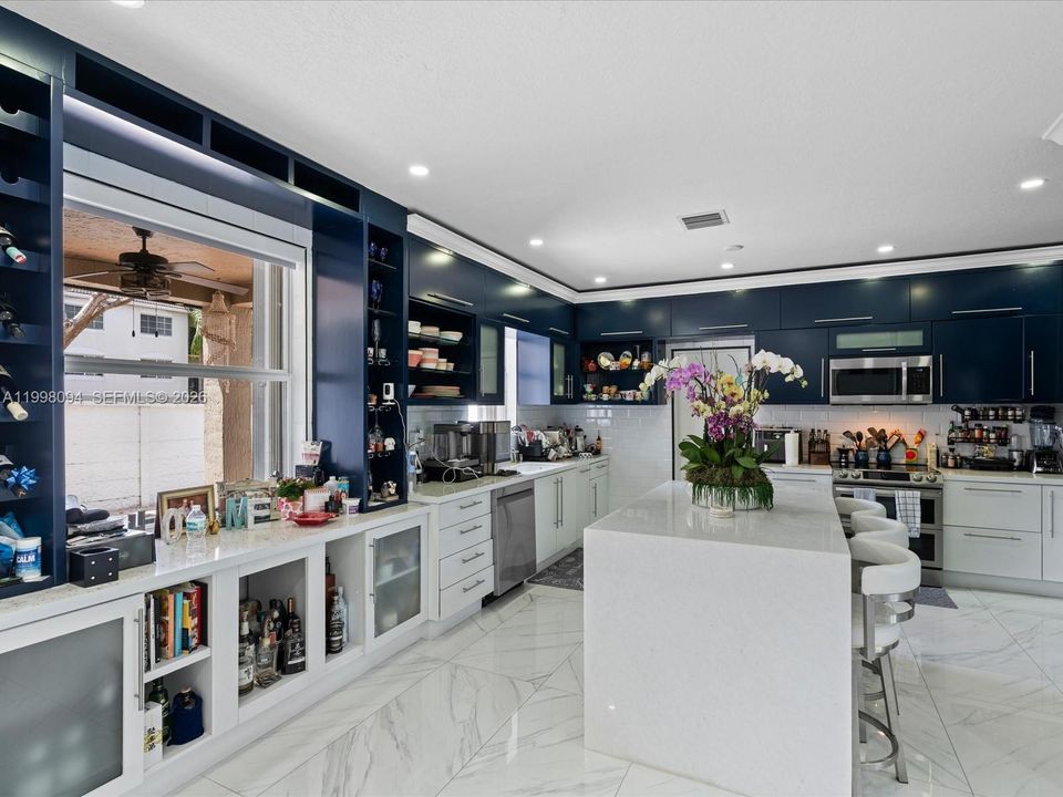 Activo con contrato: $850,000 (3 camas, 2 baños, 2210 Pies cuadrados)