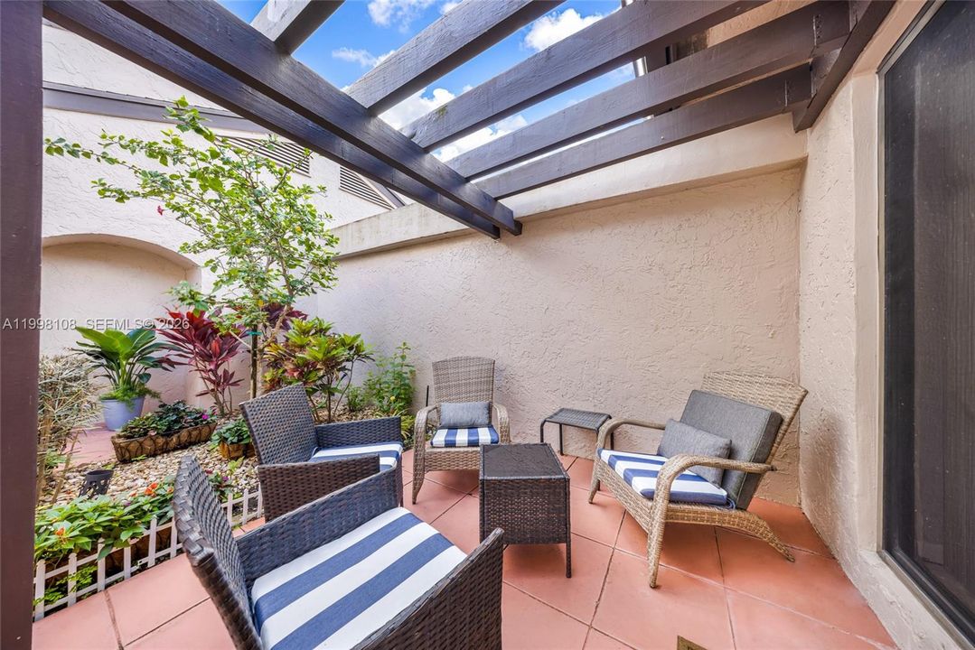 For Sale: $305,000 (2 beds, 2 baths, 1332 Square Feet)