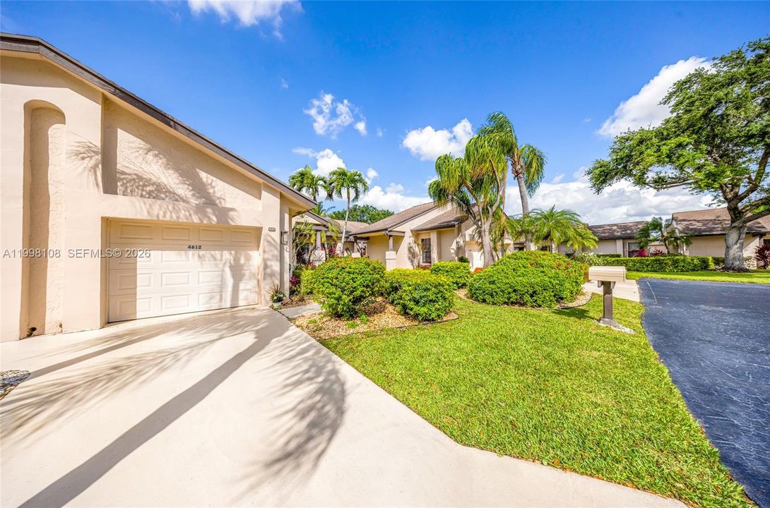 For Sale: $305,000 (2 beds, 2 baths, 1332 Square Feet)