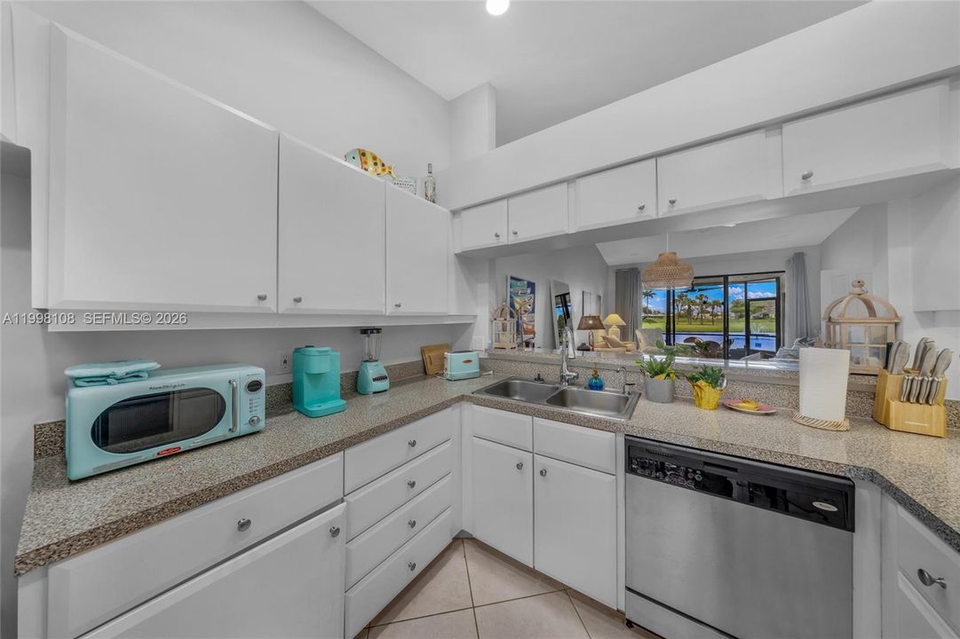 For Sale: $305,000 (2 beds, 2 baths, 1332 Square Feet)