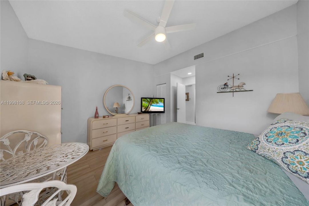 For Sale: $305,000 (2 beds, 2 baths, 1332 Square Feet)