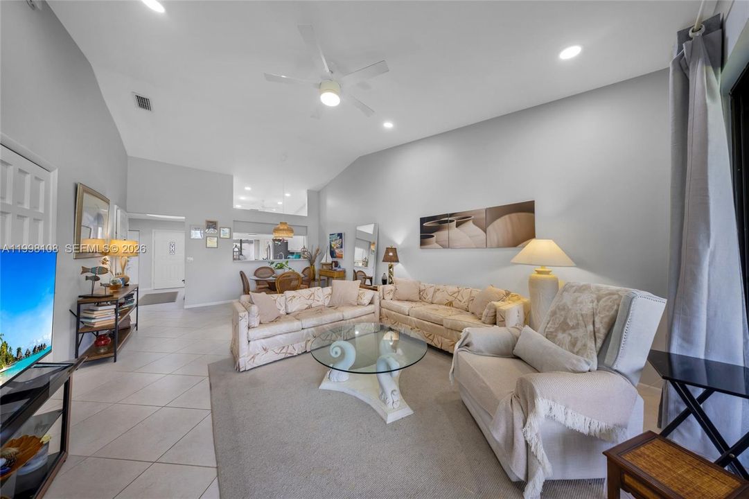 For Sale: $305,000 (2 beds, 2 baths, 1332 Square Feet)