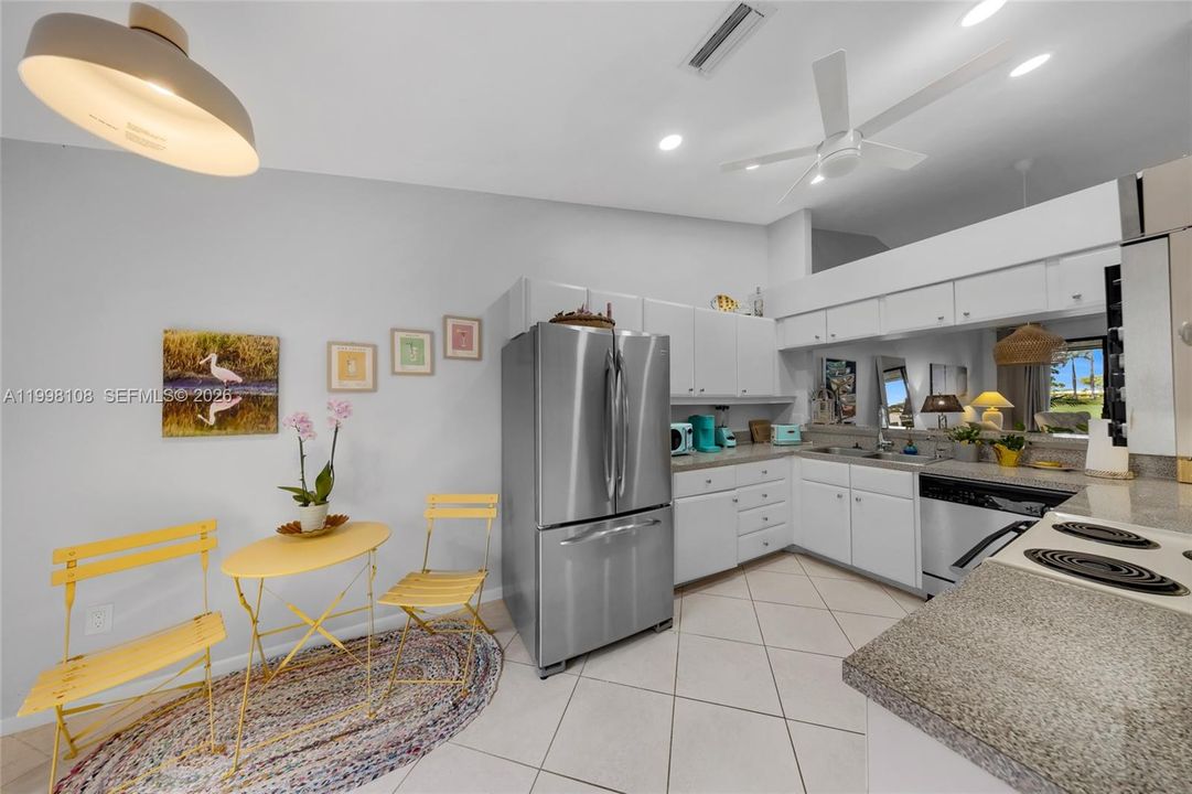 For Sale: $305,000 (2 beds, 2 baths, 1332 Square Feet)