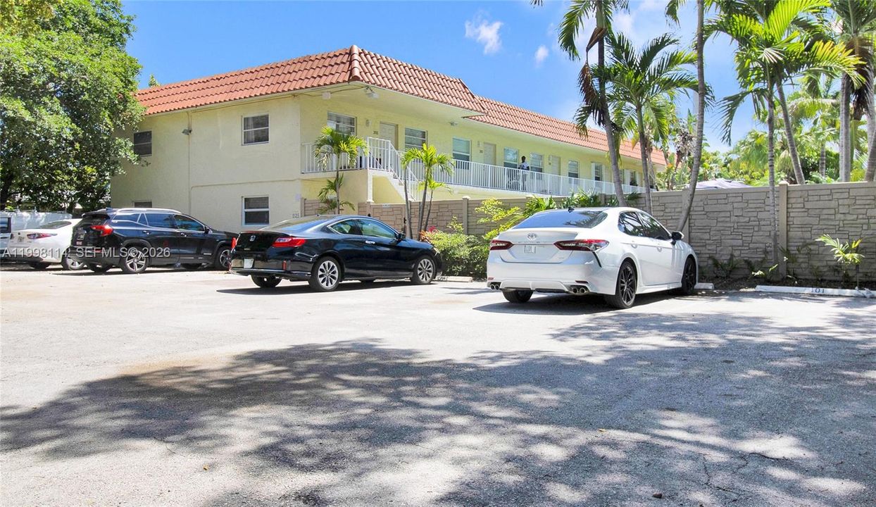 For Sale: $219,000 (2 beds, 1 baths, 740 Square Feet)