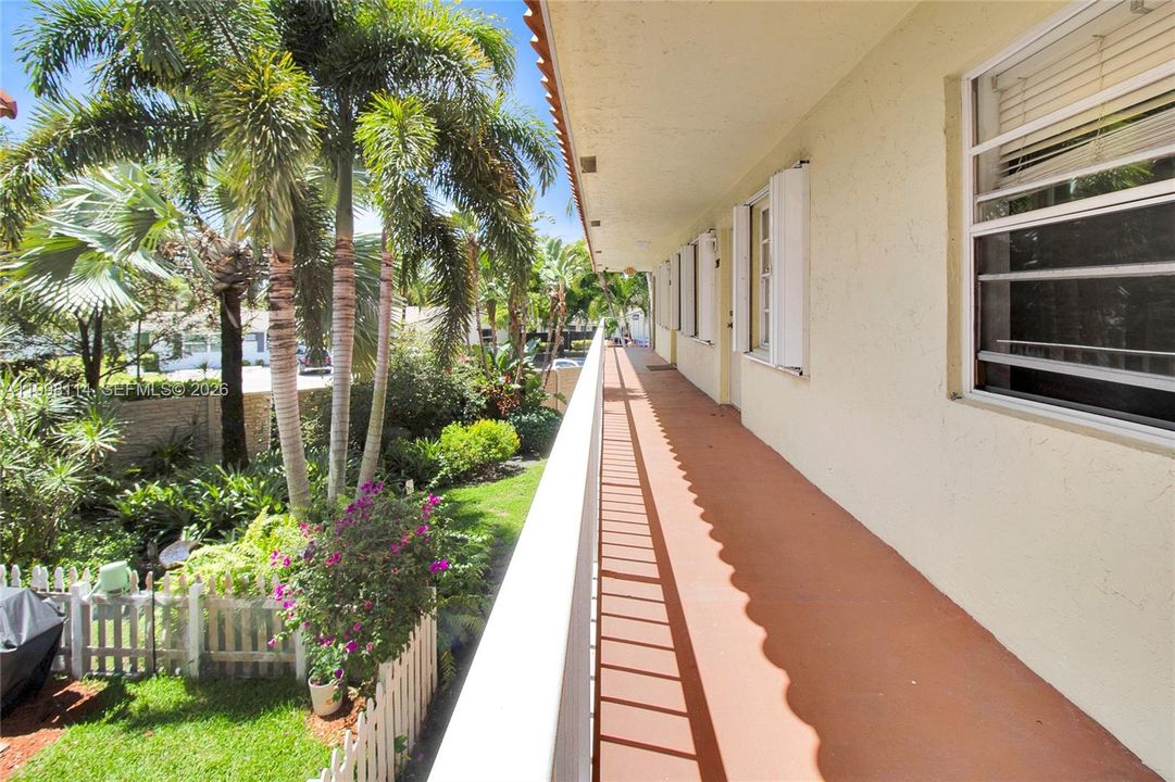 For Sale: $219,000 (2 beds, 1 baths, 740 Square Feet)