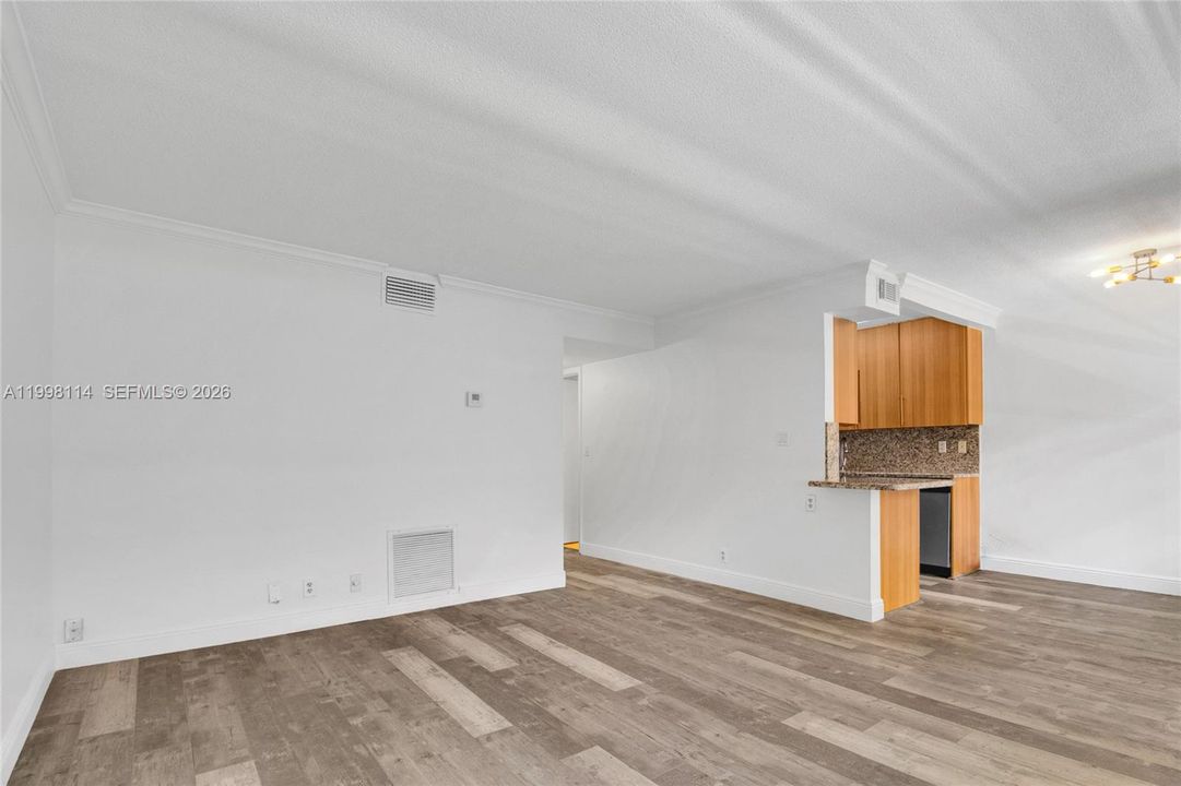 For Sale: $219,000 (2 beds, 1 baths, 740 Square Feet)