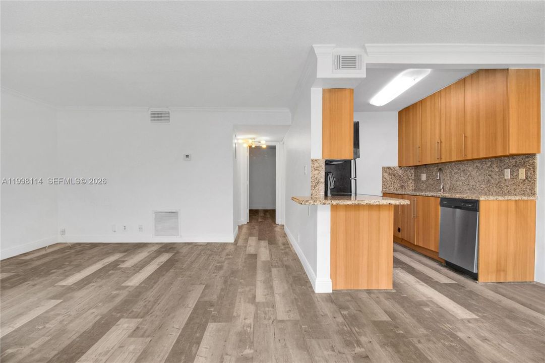 For Sale: $219,000 (2 beds, 1 baths, 740 Square Feet)