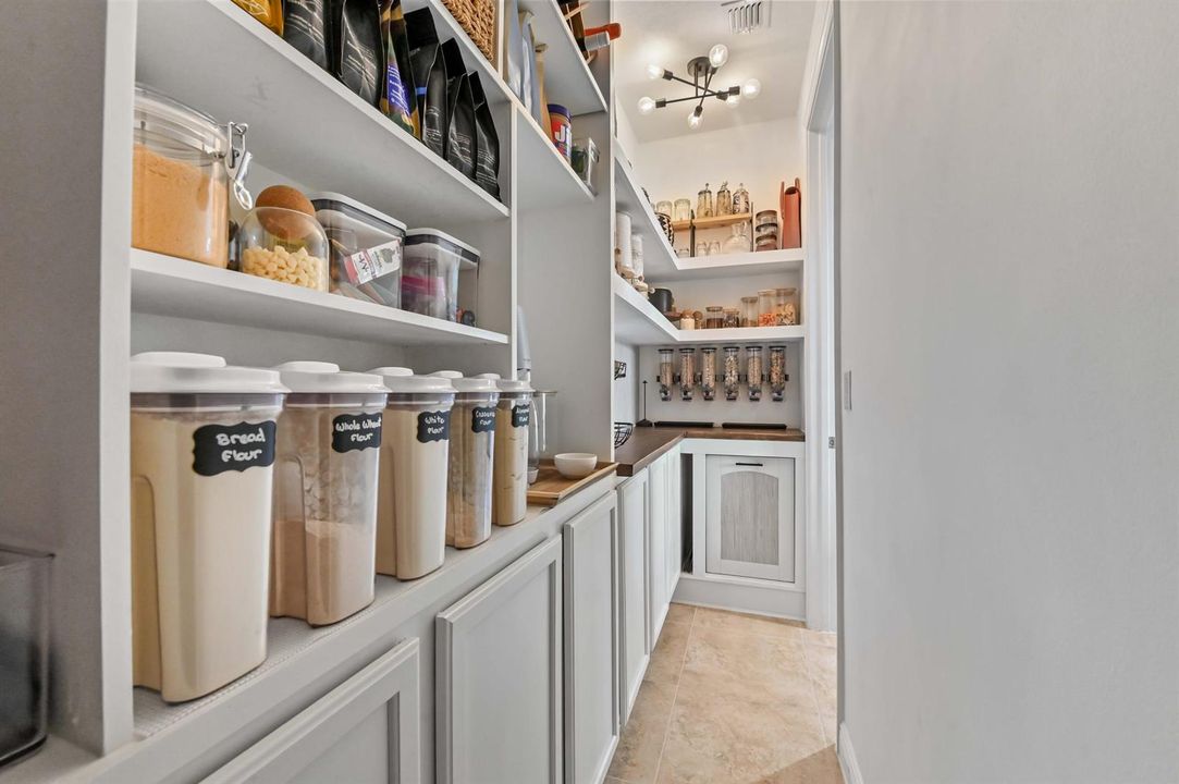 24 pantry 01