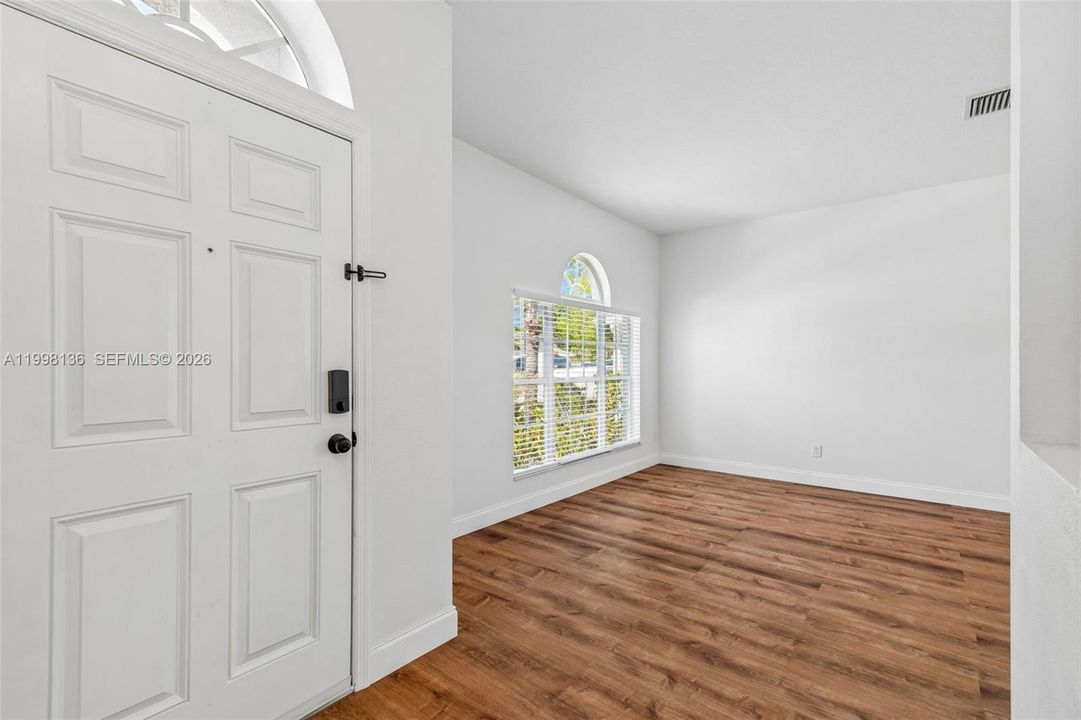 Недавно продано: $350,000 (4 спален, 2 ванн, 1824 Квадратных фут)
