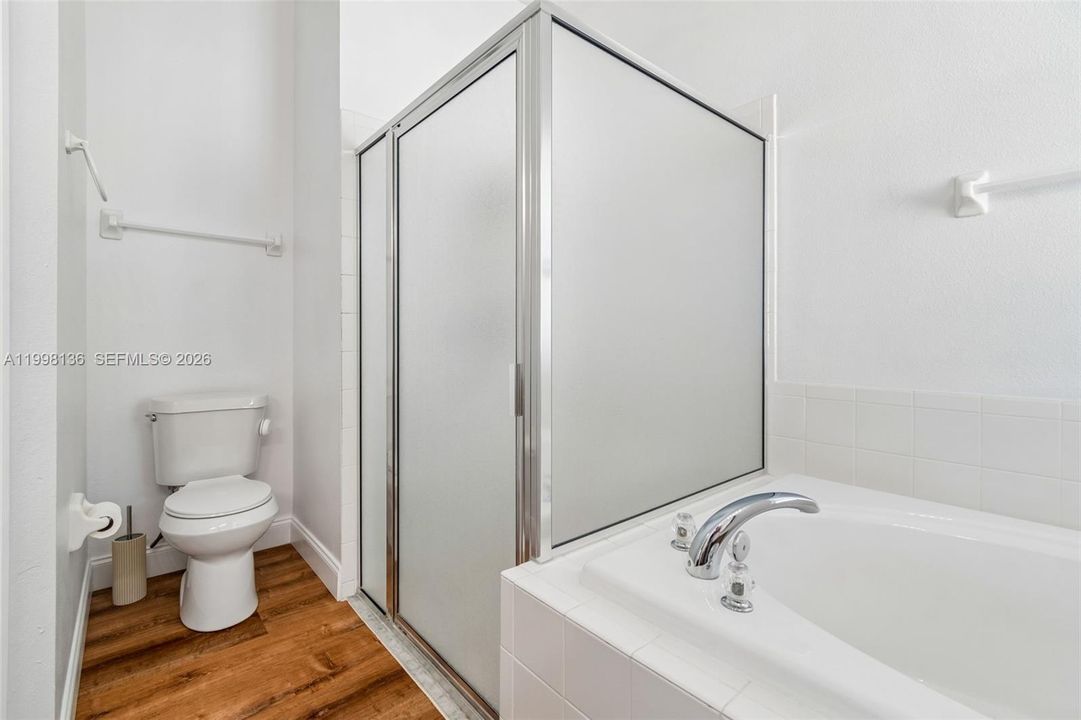 Недавно продано: $350,000 (4 спален, 2 ванн, 1824 Квадратных фут)