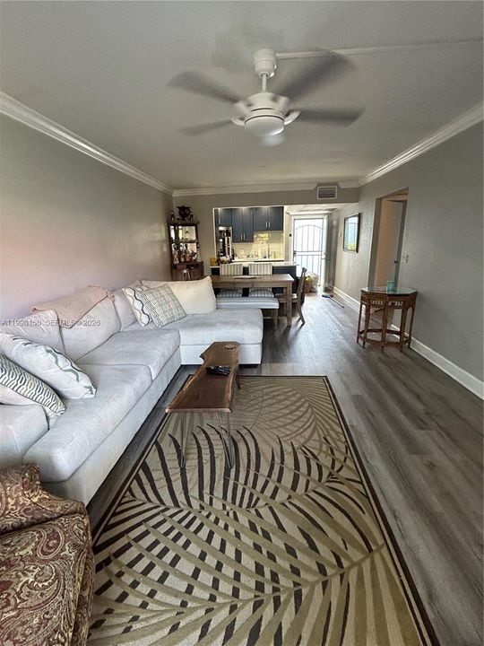 For Sale: $258,500 (2 beds, 1 baths, 842 Square Feet)