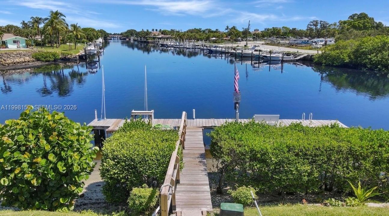 For Sale: $258,500 (2 beds, 1 baths, 842 Square Feet)