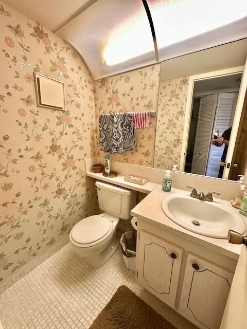 1/2 Bathroom