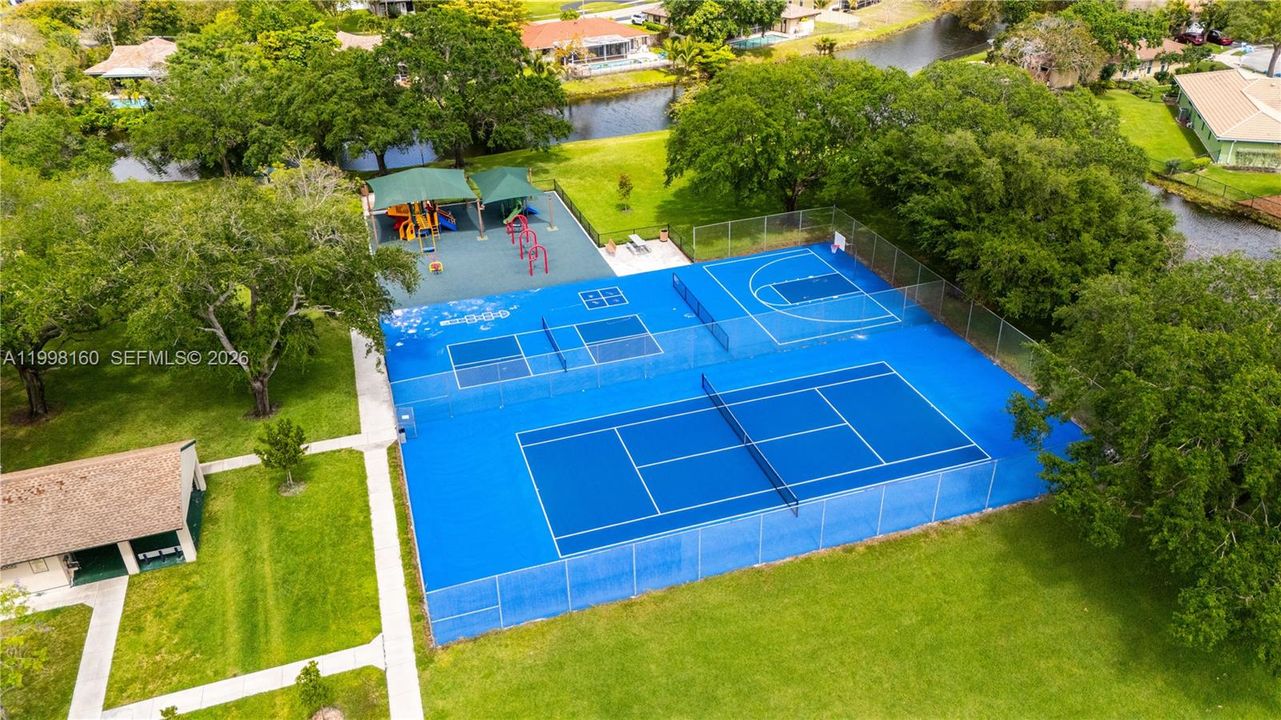 Activo con contrato: $850,000 (4 camas, 2 baños, 2372 Pies cuadrados)