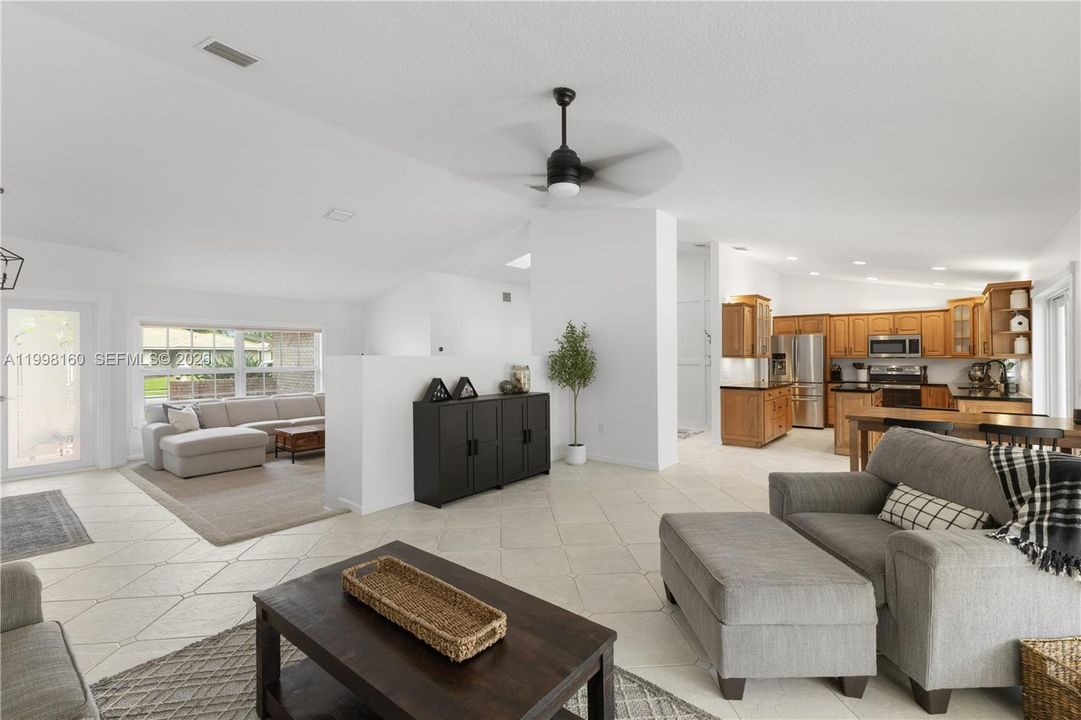 Activo con contrato: $850,000 (4 camas, 2 baños, 2372 Pies cuadrados)