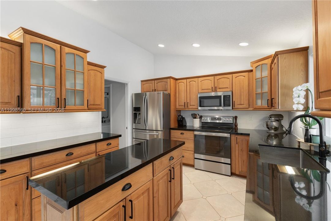 Activo con contrato: $850,000 (4 camas, 2 baños, 2372 Pies cuadrados)
