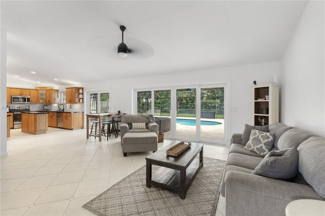 Activo con contrato: $850,000 (4 camas, 2 baños, 2372 Pies cuadrados)