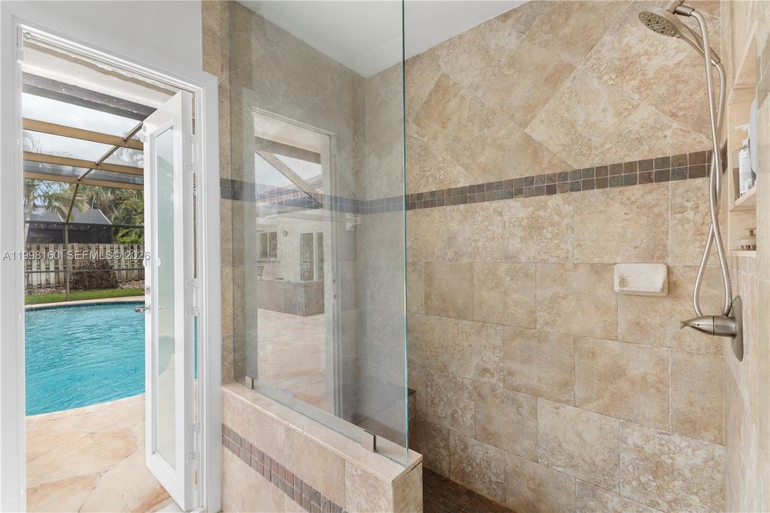 Activo con contrato: $850,000 (4 camas, 2 baños, 2372 Pies cuadrados)