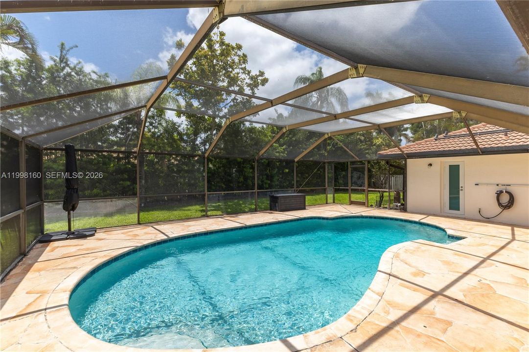 Activo con contrato: $850,000 (4 camas, 2 baños, 2372 Pies cuadrados)