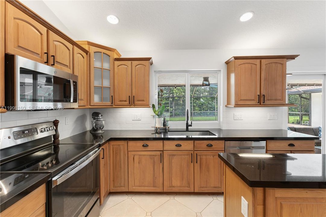 Activo con contrato: $850,000 (4 camas, 2 baños, 2372 Pies cuadrados)