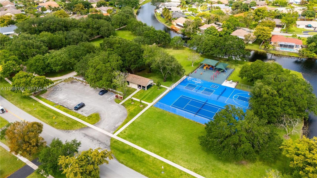 Activo con contrato: $850,000 (4 camas, 2 baños, 2372 Pies cuadrados)
