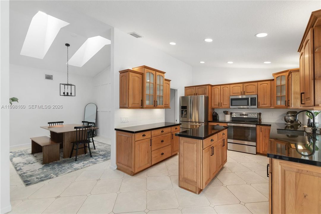 Activo con contrato: $850,000 (4 camas, 2 baños, 2372 Pies cuadrados)