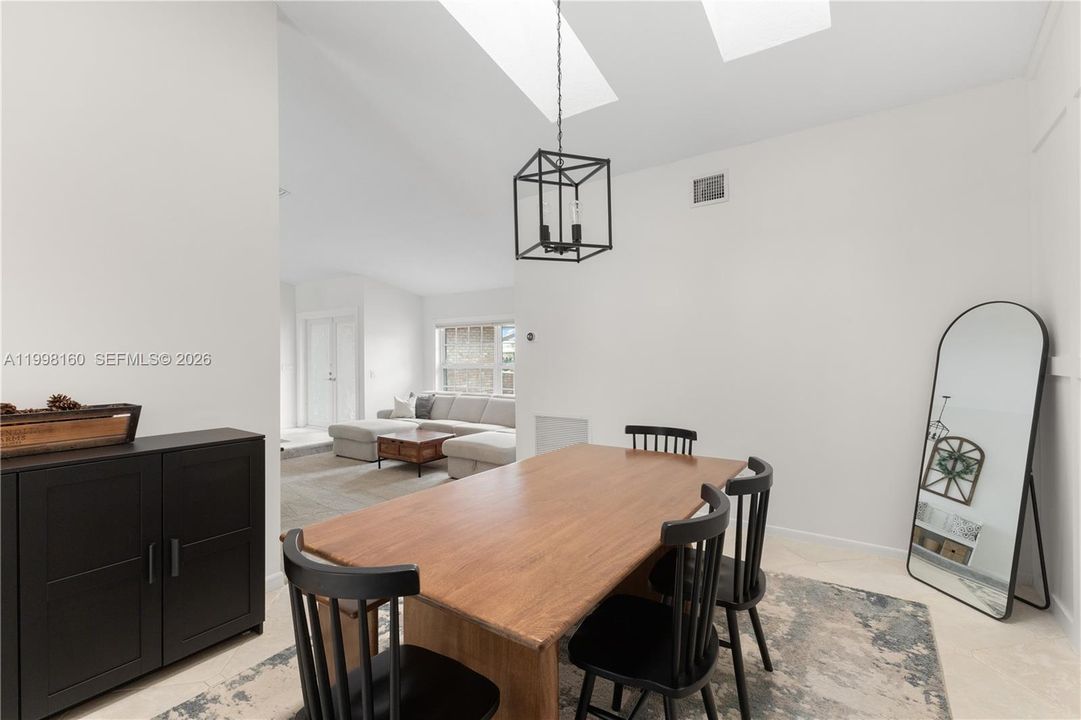 Activo con contrato: $850,000 (4 camas, 2 baños, 2372 Pies cuadrados)