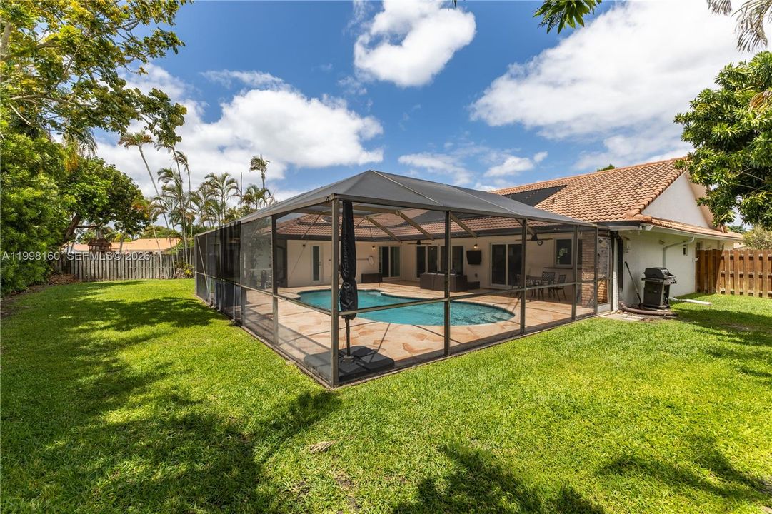Activo con contrato: $850,000 (4 camas, 2 baños, 2372 Pies cuadrados)