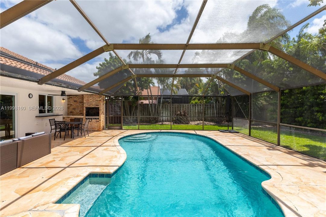 Activo con contrato: $850,000 (4 camas, 2 baños, 2372 Pies cuadrados)