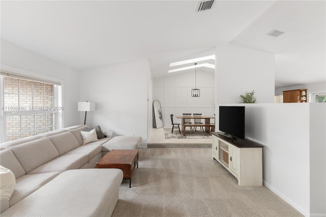 Activo con contrato: $850,000 (4 camas, 2 baños, 2372 Pies cuadrados)