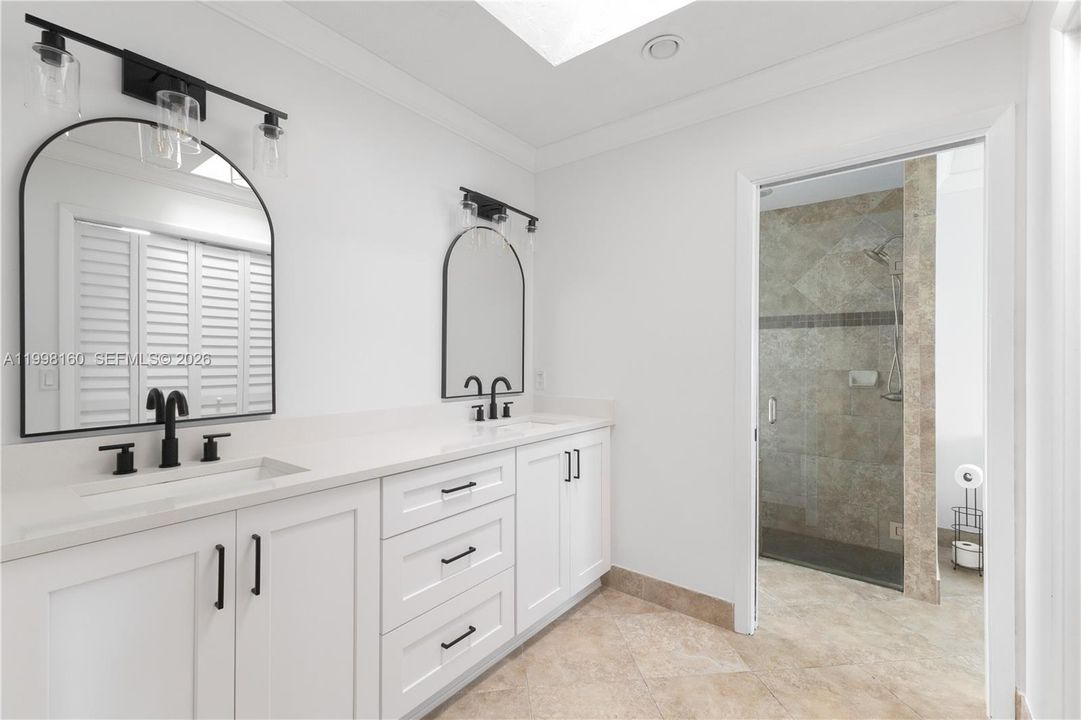 Activo con contrato: $850,000 (4 camas, 2 baños, 2372 Pies cuadrados)