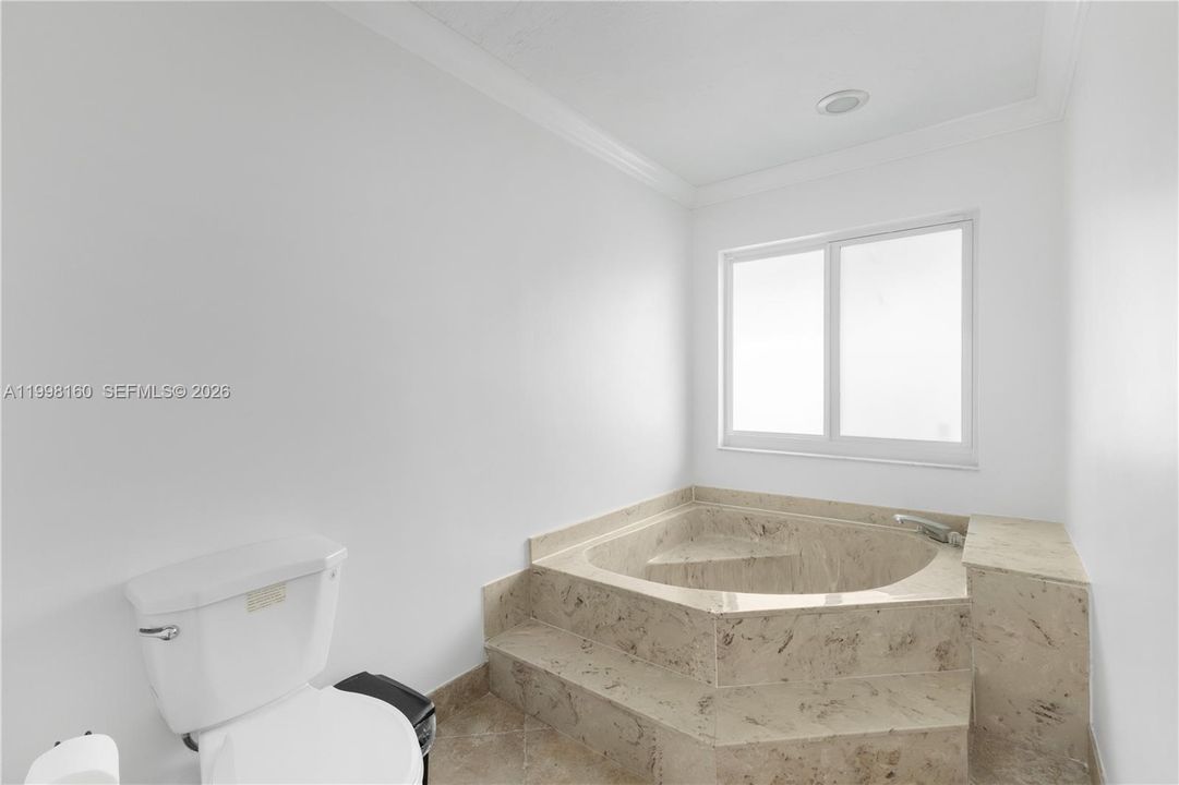Activo con contrato: $850,000 (4 camas, 2 baños, 2372 Pies cuadrados)