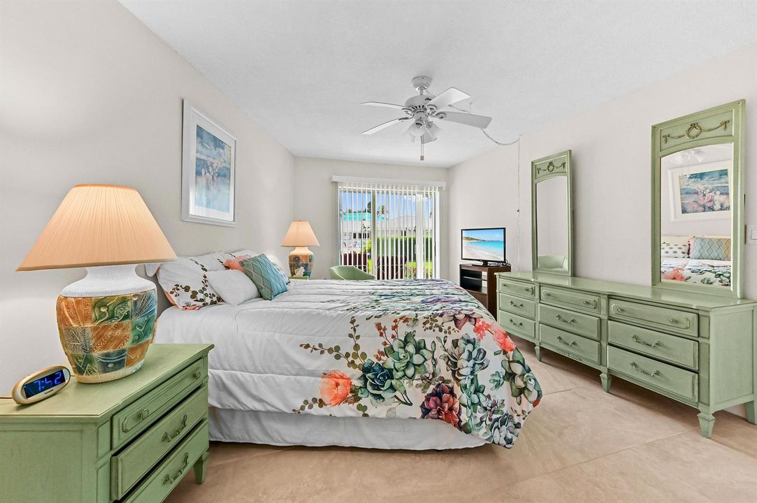 17 Bedroom 04