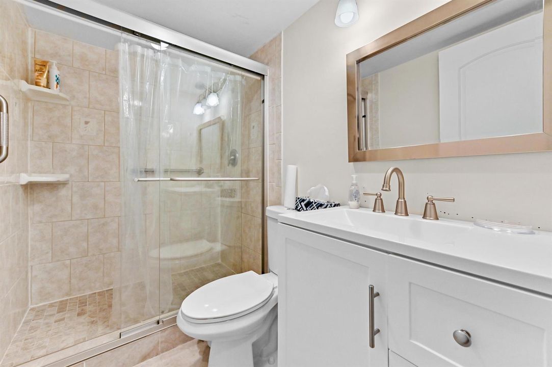 20 Bathroom 03