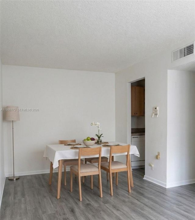 合同活跃: $175,000 (3 贝兹, 2 浴室, 930 平方英尺)