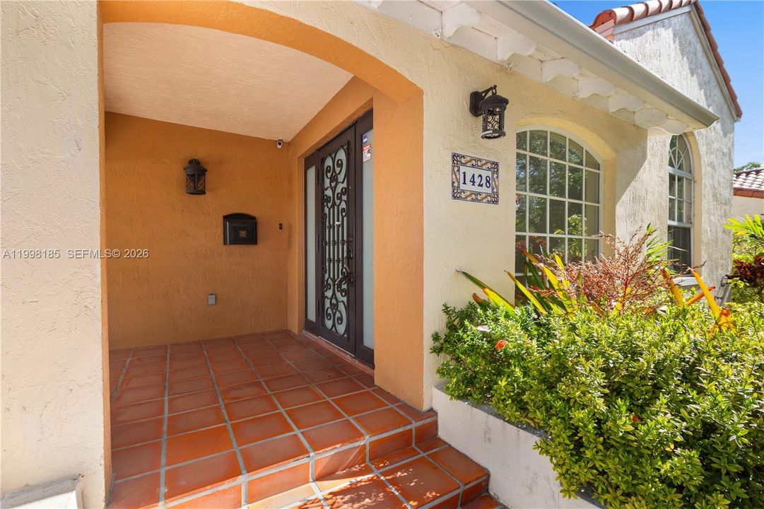 Activo con contrato: $7,398 (3 camas, 3 baños, 2017 Pies cuadrados)