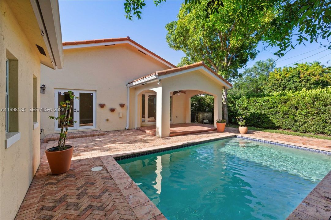 Activo con contrato: $7,398 (3 camas, 3 baños, 2017 Pies cuadrados)