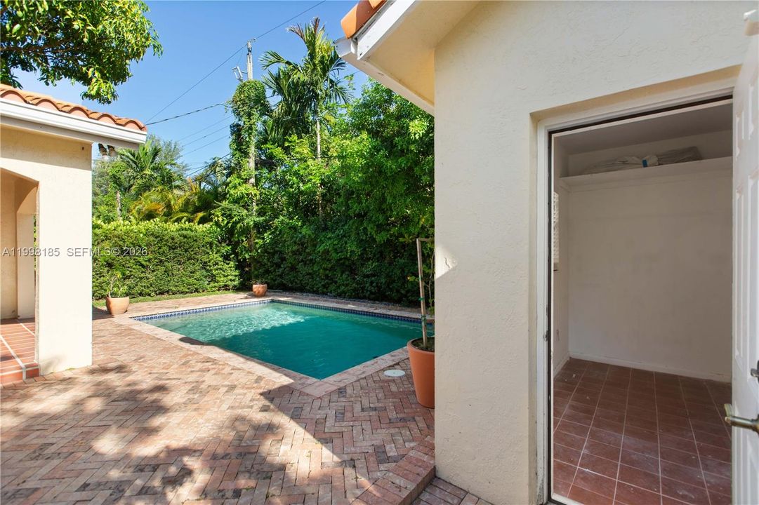 Activo con contrato: $7,398 (3 camas, 3 baños, 2017 Pies cuadrados)