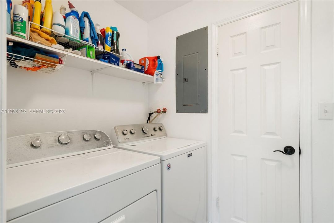 En Venta: $999,000 (4 camas, 2 baños, 3270 Pies cuadrados)