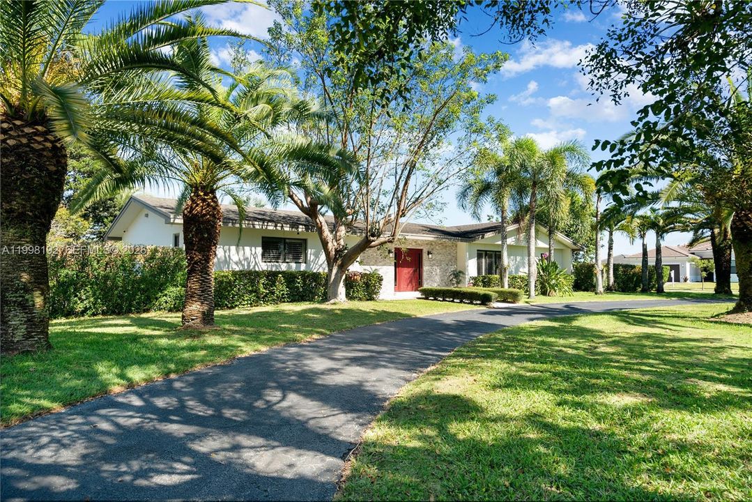 En Venta: $999,000 (4 camas, 2 baños, 3270 Pies cuadrados)