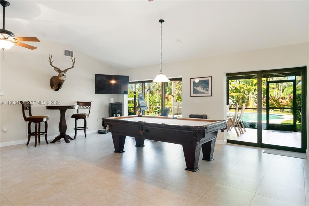 En Venta: $999,000 (4 camas, 2 baños, 3270 Pies cuadrados)