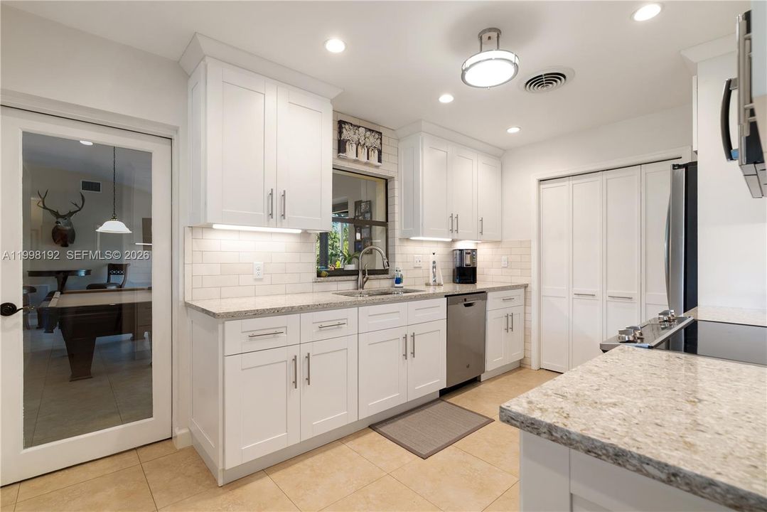 En Venta: $999,000 (4 camas, 2 baños, 3270 Pies cuadrados)