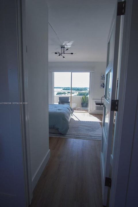 For Sale: $350,000 (1 beds, 1 baths, 738 Square Feet)