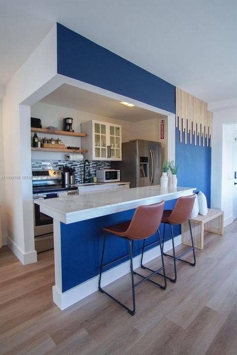 For Sale: $350,000 (1 beds, 1 baths, 738 Square Feet)