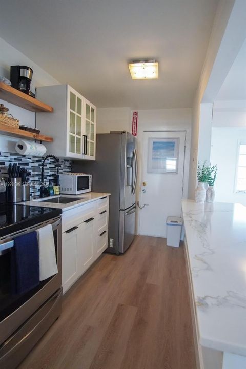 For Sale: $350,000 (1 beds, 1 baths, 738 Square Feet)