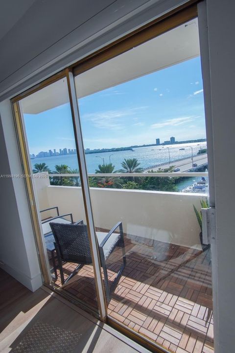 For Sale: $350,000 (1 beds, 1 baths, 738 Square Feet)