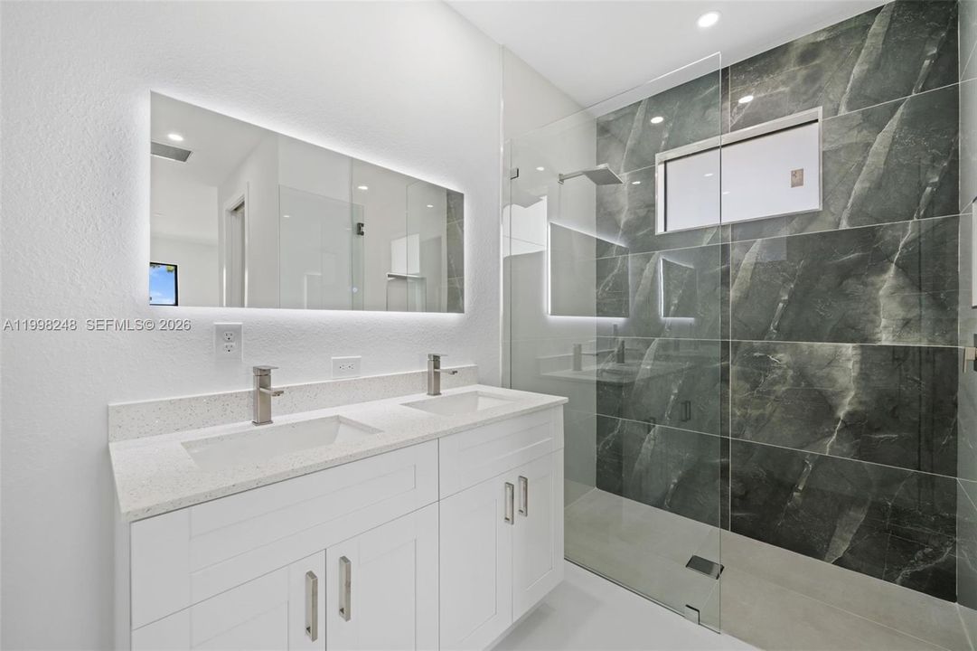 Activo con contrato: $324,900 (4 camas, 2 baños, 1500 Pies cuadrados)