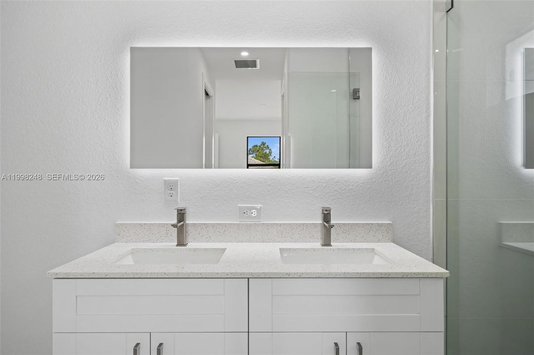 Activo con contrato: $324,900 (4 camas, 2 baños, 1500 Pies cuadrados)