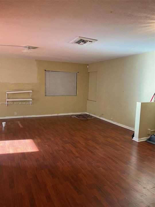 Activo con contrato: $2,700 (4 camas, 2 baños, 1533 Pies cuadrados)