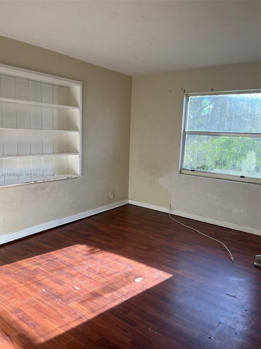 Activo con contrato: $2,700 (4 camas, 2 baños, 1533 Pies cuadrados)
